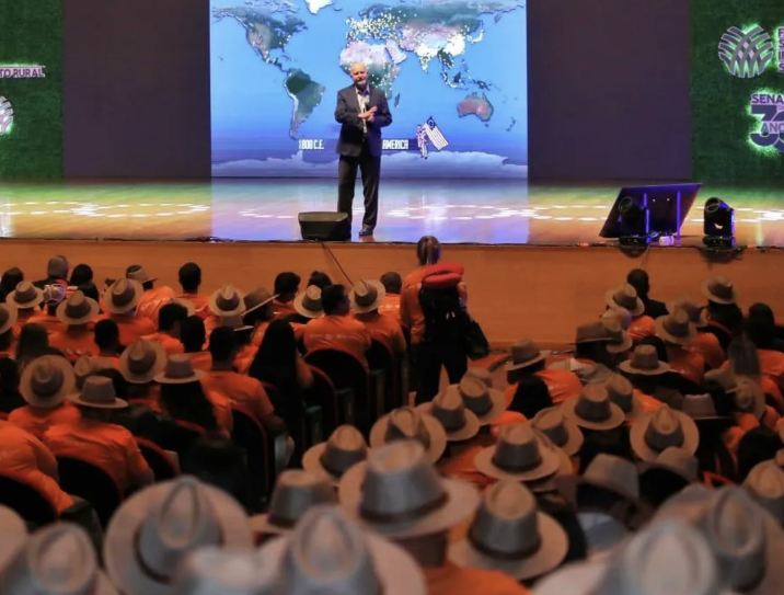 Pessoa fazendo palestra no palco